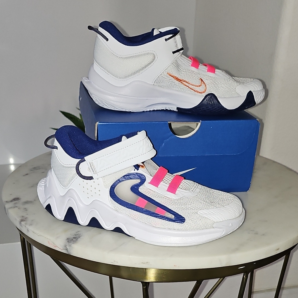 Perfect, Nike Sneakers Withe With Bkue And Pink.